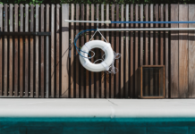 aro flotador de seguridad junto a piscina