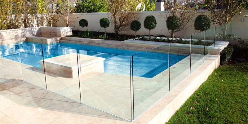 valla transparente para una piscina segura
